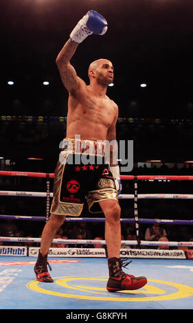 Leon McKenzie festeggia il suo finale di vittoria per Kelvin Young (non raffigurato) nel campionato inglese Super-Middleweight Eliminator alla Copper Box Arena di Londra. Foto Stock