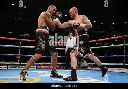 George Goves (a destra) e Andrea di Luisa durante il loro concorso internazionale Super-Middleweight alla Copper Box Arena di Londra. PREMERE ASSOCIAZIONE foto. Data foto: Sabato 30 gennaio 2016. Vedi la storia della Pennsylvania BOXING di Londra. Il credito fotografico deve essere: Nick Potts/PA Wire. Foto Stock