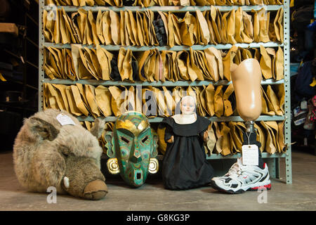 (Da sinistra a destra) una testa di un cinghiale giocattolo morbido, una maschera di legno intagliata, una bambola di monaca e una gamba protesica sono tra gli oggetti del Transport for London Lost Property Office, nel centro di Londra, che smista e memorizza gli oggetti lasciati sul sistema di trasporto pubblico di Londra. Foto Stock