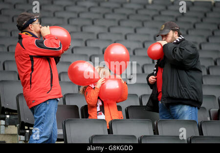 Milton Keynes Dons / Chelsea - Emirates fa Cup - Fourth Round - Stadium:MK. I tifosi di Milton Keynes Dons hanno fatto esplodere i palloncini davanti alla Emirates fa Cup, quarta partita allo Stadium:MK, Milton Keynes. Foto Stock