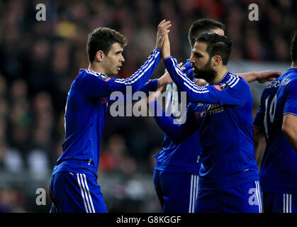 L'Oscar di Chelsea celebra il primo goal del suo lato con Cesc Fabregas del compagno di squadra di Chelsea durante la fa Cup dell'Emirates, la quarta partita di round allo Stadium:MK, Milton Keynes. Foto Stock