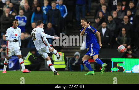 Milton Keynes Dons / Chelsea - Emirates fa Cup - Fourth Round - Stadium:MK. MK Darren Potter segna il primo goal della partita durante la Emirates fa Cup, quarta partita allo Stadium:MK di Milton Keynes. Foto Stock