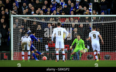 L'Eden Hazard di Chelsea (a sinistra) segna il quarto gol della sua squadra dal punto di rigore, dopo il portiere David Martin di Milton Keynes durante la Emirates fa Cup, quarto round allo Stadium:MK di Milton Keynes. Foto Stock