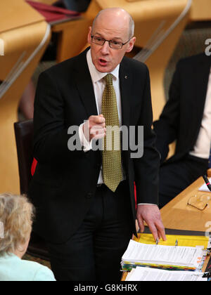 Ministro delle finanze John Swinney durante le interrogazioni del primo Ministro al Parlamento scozzese di Edimburgo. Foto Stock