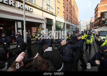 I membri dell'unità per l'Ordine pubblico di Garda si confrontano con i manifestanti anti antirazzisti nel centro di Dublino durante una contromondimostrazione contro il lancio di una filiale irlandese di Pegida, il movimento di estrema destra della Germania. Foto Stock
