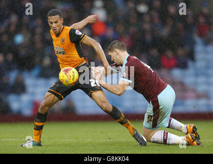 Sam Vokes di Burnley e Isaac Hayden di Hull City (a sinistra) azione Foto Stock