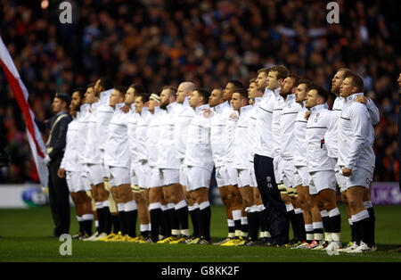 Il capitano dell'Inghilterra Dylan Hartley (a destra) e la sua squadra si schierano per gli anthem nazionali prima della partita delle sei Nazioni della RBS del 2016 al BT Murrayfield Stadium di Edimburgo. Foto Stock