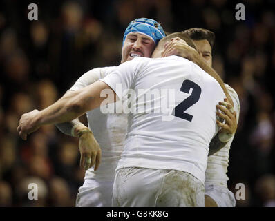 L'inglese Jack Nowell (a sinistra) festeggia il secondo tentativo del suo fianco con il compagno di squadra Dylan Hartley durante la partita RBS Six Nations del 2016 al BT Murrayfield Stadium di Edimburgo. PREMERE ASSOCIAZIONE foto. Data foto: Sabato 6 febbraio 2016. Vedi la storia della PA RUGBYU Scozia. Il credito fotografico deve essere: Danny Lawson/PA Wire. Foto Stock