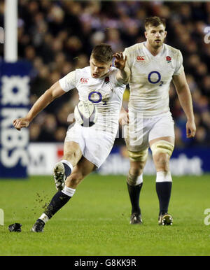 Owen Farrell in Inghilterra segna una penalità durante la partita RBS Six Nations del 2016 al BT Murrayfield Stadium di Edimburgo. PREMERE ASSOCIAZIONE foto. Data foto: Sabato 6 febbraio 2016. Vedi la storia della PA RUGBYU Scozia. Il credito fotografico deve essere: Danny Lawson/PA Wire. Foto Stock