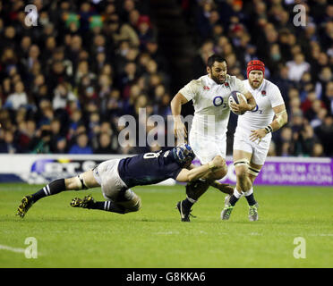 Il Billy Munipola dell'Inghilterra attraversa la linea scozzese durante la partita RBS Six Nations del 2016 al BT Murrayfield Stadium di Edimburgo. Foto Stock