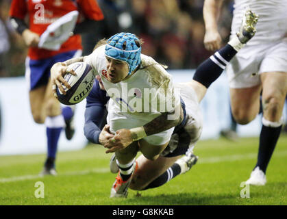 Scozia / Inghilterra - 2016 RBS Six Nations - BT Murrayfield Stadium. Il Jack Nowell dell'Inghilterra segna il secondo tentativo del suo lato durante la partita delle sei Nazioni RBS del 2016 al BT Murrayfield Stadium di Edimburgo. Foto Stock