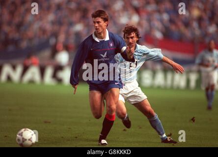 Calcio - Coppa UEFA primo turno prima tappa - Strasburgo / Rangers. Brian Laudrup, Glasgow Rangers (sinistra) Foto Stock