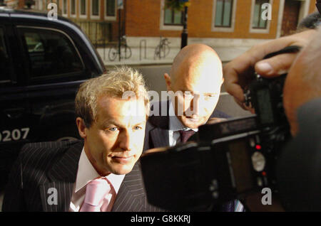 L'ex attore di Coronation Street Christopher Quinten (a sinistra) arriva a Horseferry Road Magistrates Court nel centro di Londra, mercoledì 24 agosto 2005. L'attore di 48 anni, che ha suonato il meccanico Brian Tilsley nel sapone dell'ITV, è accusato di stuprare una donna nei suoi 20 al nightclub 10 Room, in Air Street, nel centro di Londra, il 25 giugno. Vedi PA storia COURTS Quinten. PREMERE ASSOCIAZIONE foto. Il credito fotografico dovrebbe essere: Johnny Green/PA. Foto Stock