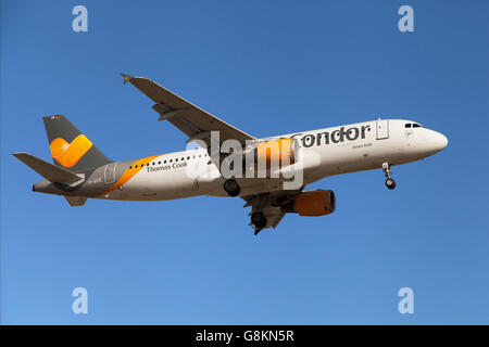 Un Condor Thomas Cook Airlines Airbus A320-200 avvicinamento all Aeroporto El Prat di Barcellona, Spagna. Foto Stock