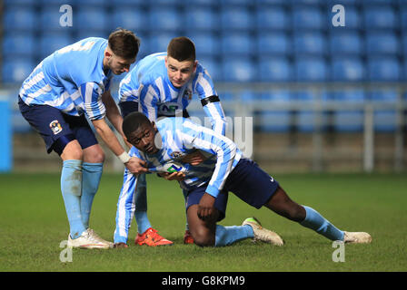 Coventry City / Arsenal - fa Youth Cup - Fifth Round - Ricoh Arena. Ronee Hendrick di Coventry City dopo la sua mancanza nella morte improvvisa sparare fuori Foto Stock