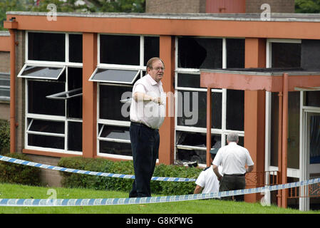 Preside della St Louis Primary School Liam Corey si trova fuori dalla scuola di Ballymena, Co Antrim, mercoledì 31 agosto 2005, dopo che la scuola è stata presa di mira in un attentato di notte arson in un'ondata di attacchi settari alla proprietà cattolica. Una finestra di classe a scuola è stata forzata in apertura e un accelerante è stato versato prima che fosse messo in fuoco. Vedi PA Story ULSTER Attacks. PREMERE ASSOCIAZIONE foto. Il credito fotografico dovrebbe essere: Paul Faith/PA Foto Stock