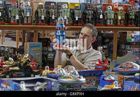 Andy Reed, specialista di pressofusione a Vectis Auctions detiene Roby the Robot, parte della collezione di robot e giocattoli spaziali, la maggior parte dei quali sono in ottime condizioni e con l'imballaggio originale, che andrà sotto il martello a Vectis Auctions martedì 15 marzo. Foto Stock