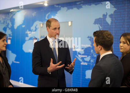 Il Duca di Cambridge incontra il personale del centro di risposta alle crisi durante la sua visita all'ufficio degli esteri e del Commonwealth (FCO) di Londra. Foto Stock