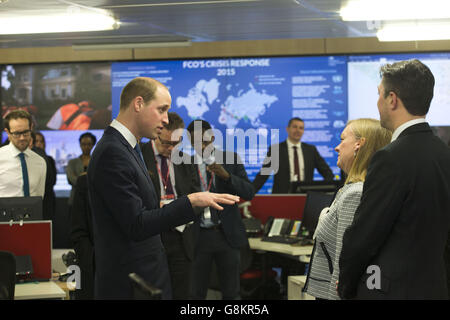 Il Duca di Cambridge incontra il personale del centro di risposta alle crisi durante la sua visita all'ufficio degli esteri e del Commonwealth (FCO) di Londra. Foto Stock