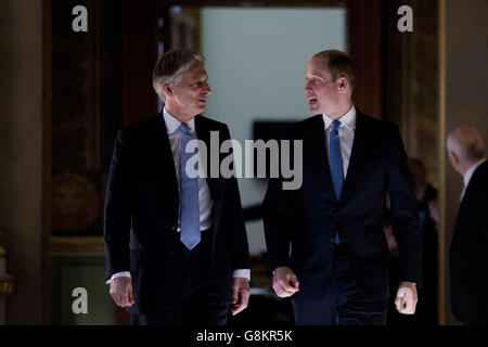 Il Duca di Cambridge (a destra) cammina con il Segretario degli Esteri Philip Hammond durante la sua visita all'ufficio degli Esteri e del Commonwealth (FCO) di Londra. Foto Stock