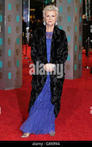 Julie Walters partecipa all'EE British Academy Film Awards alla Royal Opera House di Bow Street, Londra. Foto Stock