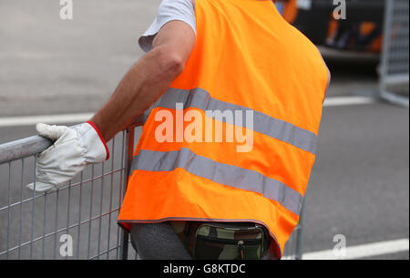 Lavoratore con guanti di ferro si sposta a ostacoli dopo l'evento sportivo su strada Foto Stock