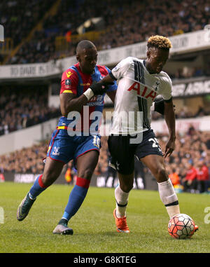 La battaglia di Joshua Onomah Crystal Palace di Yannick Bolasie di Tottenham Hotspur per la palla durante la fa Cup di Emirates, quinta partita a White Hart Lane, Londra. Foto Stock