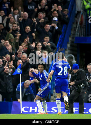 Il Chelsea's Willian (a sinistra) festeggia il secondo gol della partita durante la Emirates fa Cup, quinta partita allo Stamford Bridge, Londra. Foto Stock