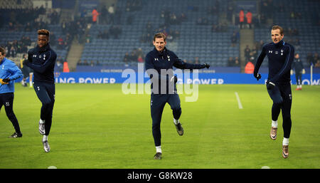 (Da sinistra a destra) Joshua Onomah di Tottenham Hotspur, Jan Vertonghen e Harry Kane si riscaldano prima della Coppa Emirates fa, terza partita al King Power Stadium di Leicester. Foto Stock