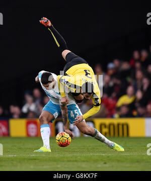 Aleksandar Mitrovic di Newcastle United (a sinistra) e Miguel Angel Britos di Watford combattono per la palla durante la partita della Barclays Premier League a Vicarage Road, Londra. Foto Stock