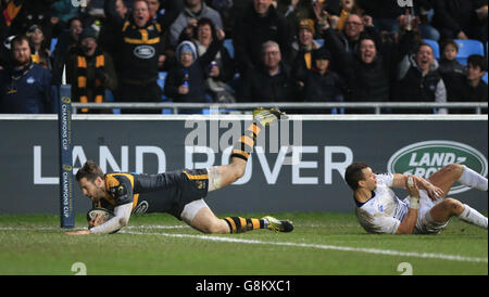 Elliot Daly di Wasps segna il terzo tentativo di gioco del suo fianco durante la Coppa dei campioni europei, partita in pool Five presso la Ricoh Arena di Coventry. Foto Stock