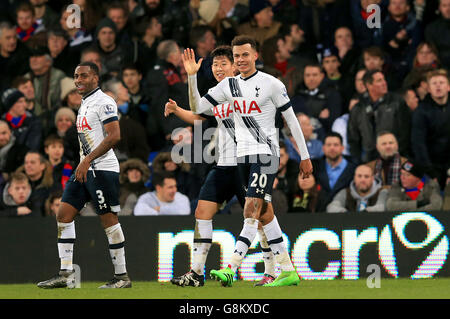 La DELE Alli di Tottenham Hotspur festeggia il secondo gol della partita con i compagni di squadra e il manager di Tottenham Hotspur Mauricio Pochettino durante la partita della Barclays Premier League a Selhurst Park, Londra. Foto Stock