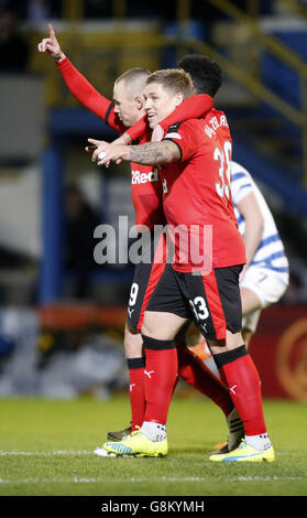 Kenny Miller di Rangers (a sinistra) festeggia il primo gol del suo lato con il compagno di squadra Martyn Waghorn durante la partita del campionato scozzese Labrokes al Cappielow Park di Greenock. Foto Stock