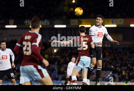 Jason Shackell (a destra) della contea di Derby e Michael Keane di Burnley combattono per la palla in aria durante la partita del campionato Sky Bet a Turf Moor, Burnley. PREMERE ASSOCIAZIONE foto. Data immagine: Lunedì 25 gennaio 2016. Guarda la storia di calcio della PA Burnley. Il credito fotografico dovrebbe essere: Martin Rickett/PA Wire. Foto Stock