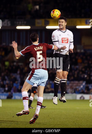 Jason Shackell (a destra) della contea di Derby e Michael Keane di Burnley combattono per la palla in aria durante la partita del campionato Sky Bet a Turf Moor, Burnley. Foto Stock