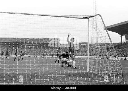 Peter Osgood (r) di Chelsea festeggia dopo che il portiere di Manchester City Joe Corrigan (seconda r) è stato battuto per l'obiettivo di apertura di Chelsea da Tommy Baldwin (10, l, background) Foto Stock