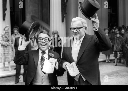 Due Ronnies - OBE - Buckingham Palace Foto Stock