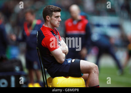 L'Inghilterra del George Ford durante una sessione di formazione a Twickenham Stadium di Londra. Foto Stock