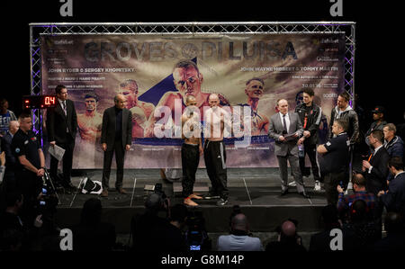 George Grove / Andrea di Luisa - Weigh in - Stratford Circus. George Goves (a destra) e Andrea di Luisa durante il Weigh in a Stratford Circus, Londra. Foto Stock