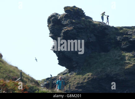 La formazione rocciosa a Penally Point a nord Cornwall villaggio costiero di Boscastle, che in silhouette assomiglia alla faccia della Regina Vittoria, completa di corona. Un portavoce dell'ufficio informazioni turistiche locale ha detto che le rocce che sembrano qualcosa o qualcuno 'con un po' di immaginazione' era una caratteristica della zona costiera. Foto Stock