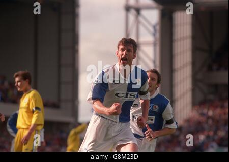 Chris Sutton di Blackburn Rovers (centro) festeggia dopo aver segnato il equalizzare l'obiettivo da una sanzione Foto Stock