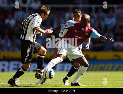 West Ham United's Nigel Reo-Coker combatte con Newcastle United's Lee Bowyer e Jermaine Jenas Foto Stock