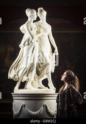 Adeline Amar, dipendente delle National Galleries of Scotland, con il gruppo di ritratti in marmo a grandezza naturale di Lorenzo Bartolini, le Campbell Sisters Dancing a Waltz, durante una fotocellula alla Scottish National Gallery di Edimburgo. Foto Stock