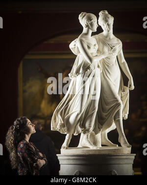 Adeline Amar, dipendente delle National Galleries of Scotland, con il gruppo di ritratti in marmo a grandezza naturale di Lorenzo Bartolini, le Campbell Sisters Dancing a Waltz, durante una fotocellula alla Scottish National Gallery di Edimburgo. Foto Stock