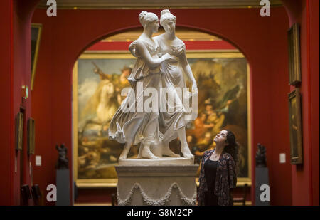 Adeline Amar, dipendente delle National Galleries of Scotland, con il gruppo di ritratti in marmo a grandezza naturale di Lorenzo Bartolini, le Campbell Sisters Dancing a Waltz, durante una fotocellula alla Scottish National Gallery di Edimburgo. Foto Stock