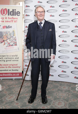 Robert Hardy arriva per i premi Oldie of the Year, a Simpsons-in-the-Strand, Londra. Foto Stock