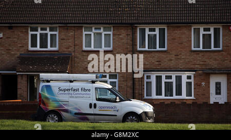 Un van BT OpenREACH come ingegnere lavora sulle linee telefoniche a Havant, Hampshire, come BT banda larga e i telefoni fissi sono giù attraverso il Regno Unito, la società ha detto. Foto Stock