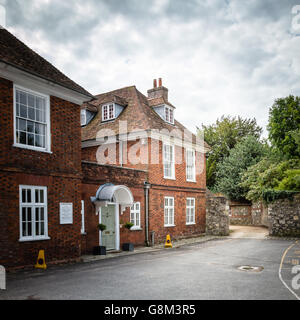 Winchester, Regno Unito - 16 agosto 2015: Casa del Vescovo vicino la Cattedrale di Winchester. Winchester è l'antica capitale dell'Inghilterra Foto Stock