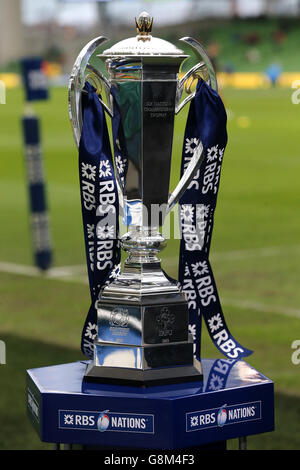 Una panoramica generale del Six Nations Championship Trophy prima della partita RBS Six Nations 2016 allo stadio Aviva di Dublino. Foto Stock