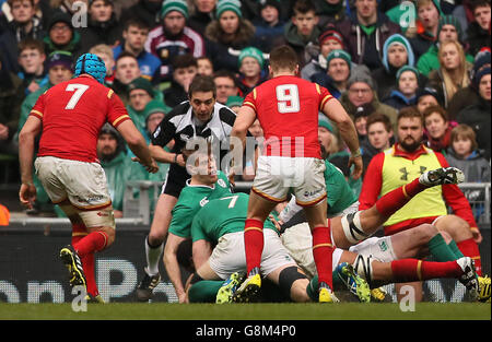 Il Wales Taulupe Faletau (oscurato) segna il suo primo tentativo di gioco al fianco durante la partita RBS Six Nations 2016 allo Aviva Stadium di Dublino. Foto Stock